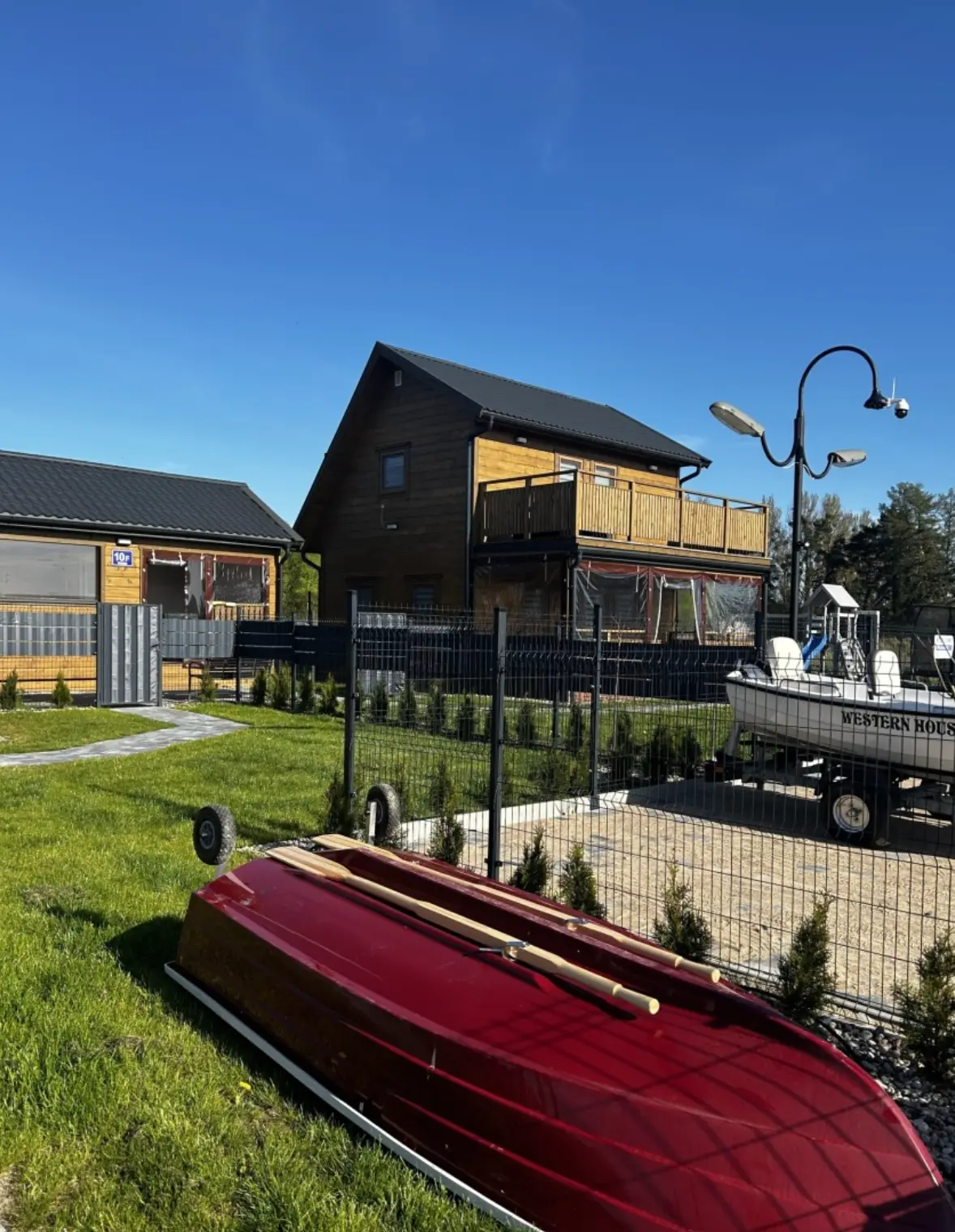 Teren obiektu — domek, altana i plac zabaw