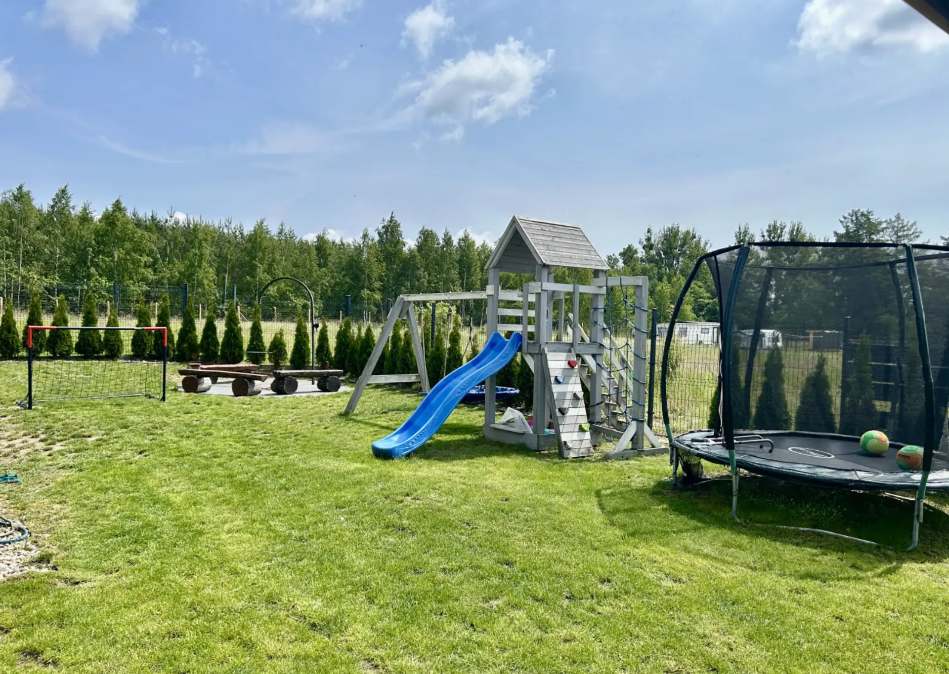 Plac zabaw dla dzieci: zjeżdżalnia, huśtawki, trampolina