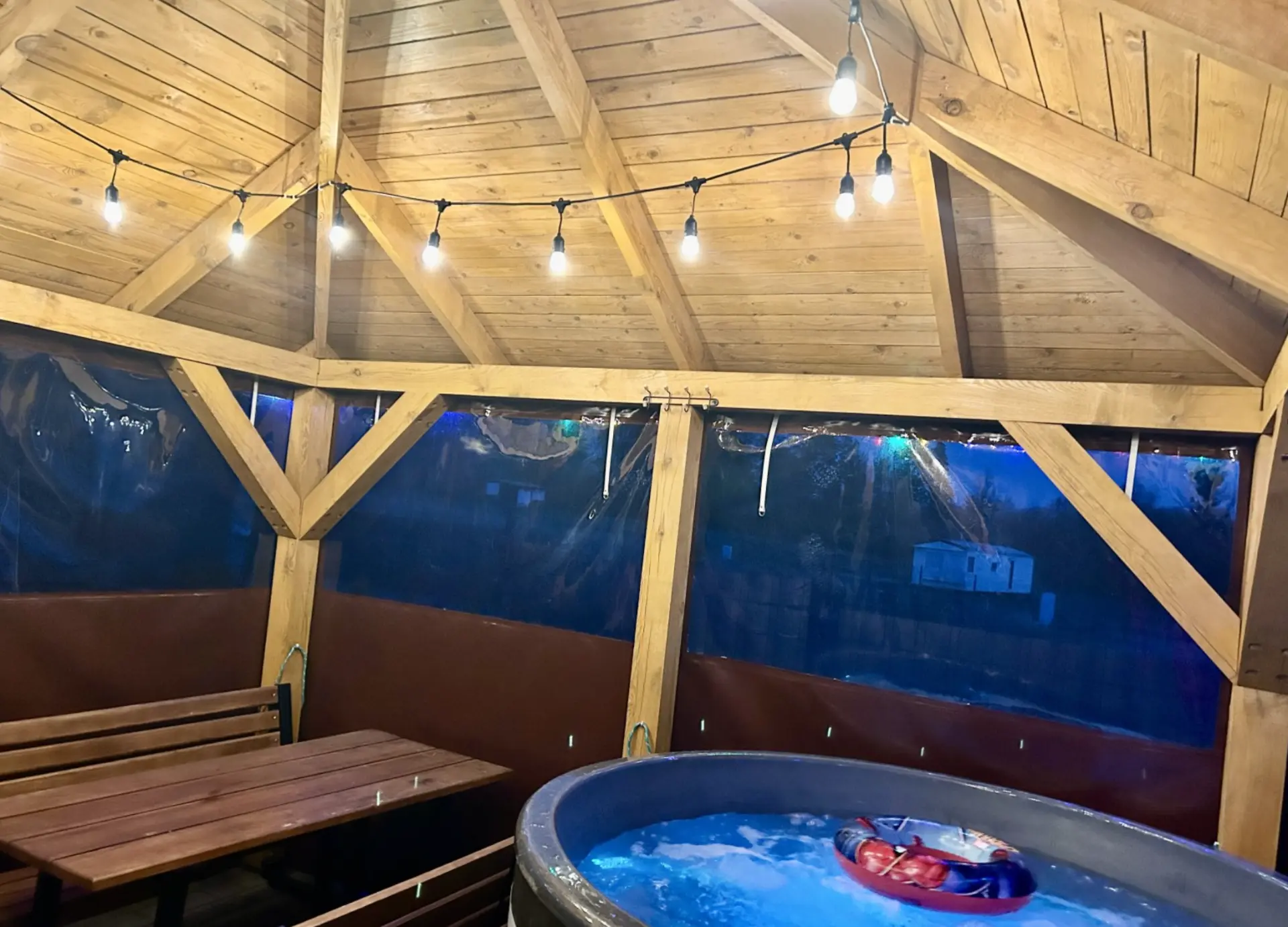 Altana z balią jacuzzi i oświetleniem wieczorem