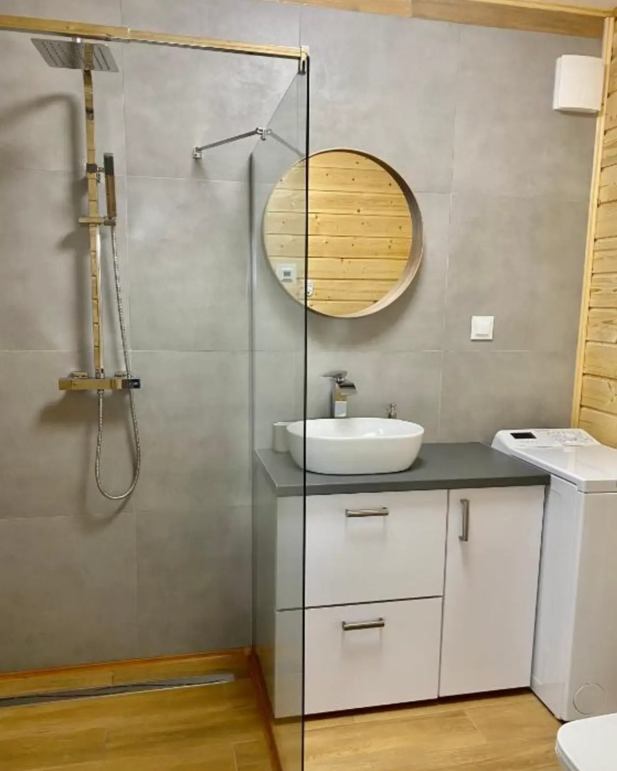 Łazienka z prysznicem walk-in, umywalką i pralką
