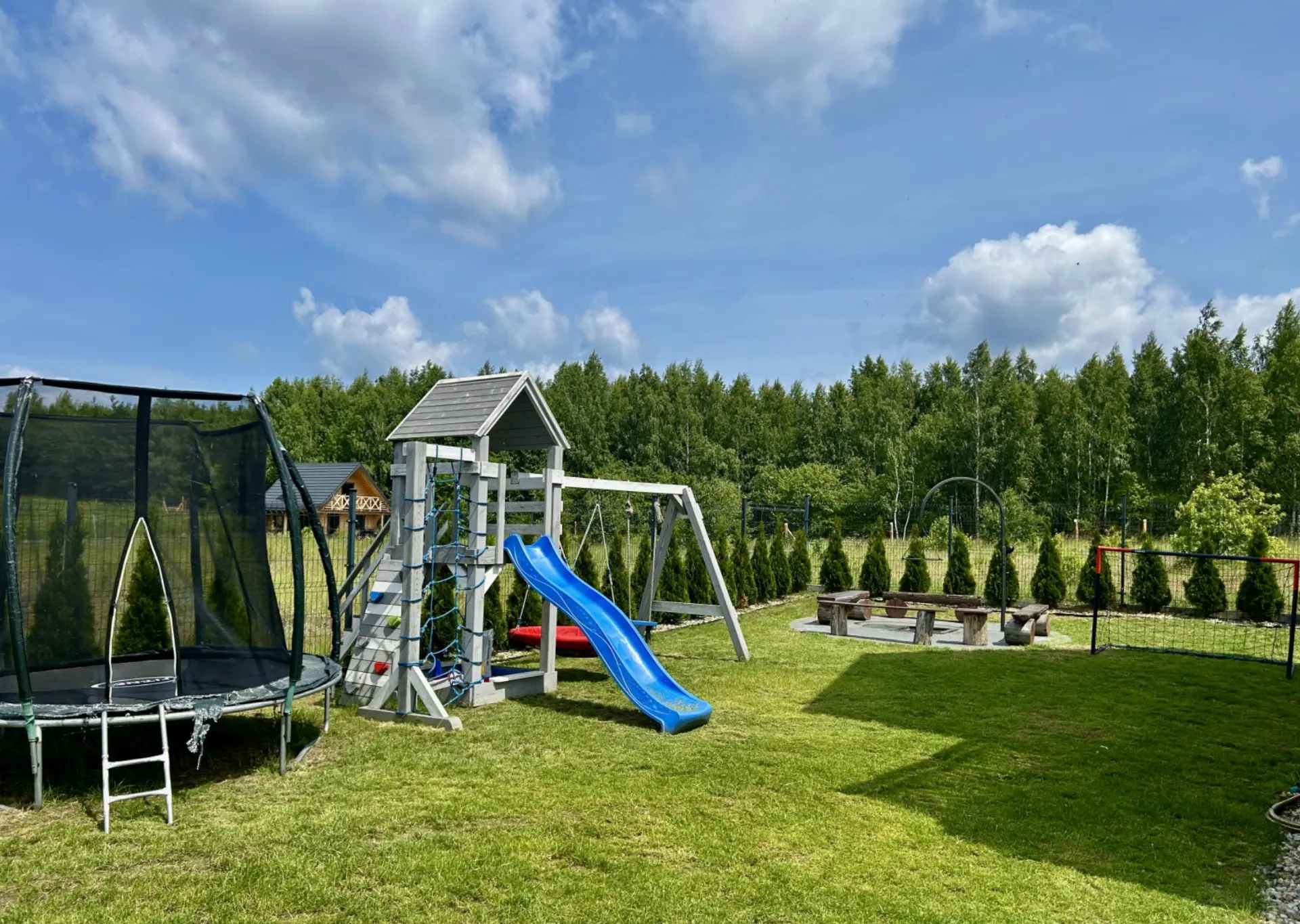 Plac zabaw: zjeżdżalnia, huśtawki i trampolina