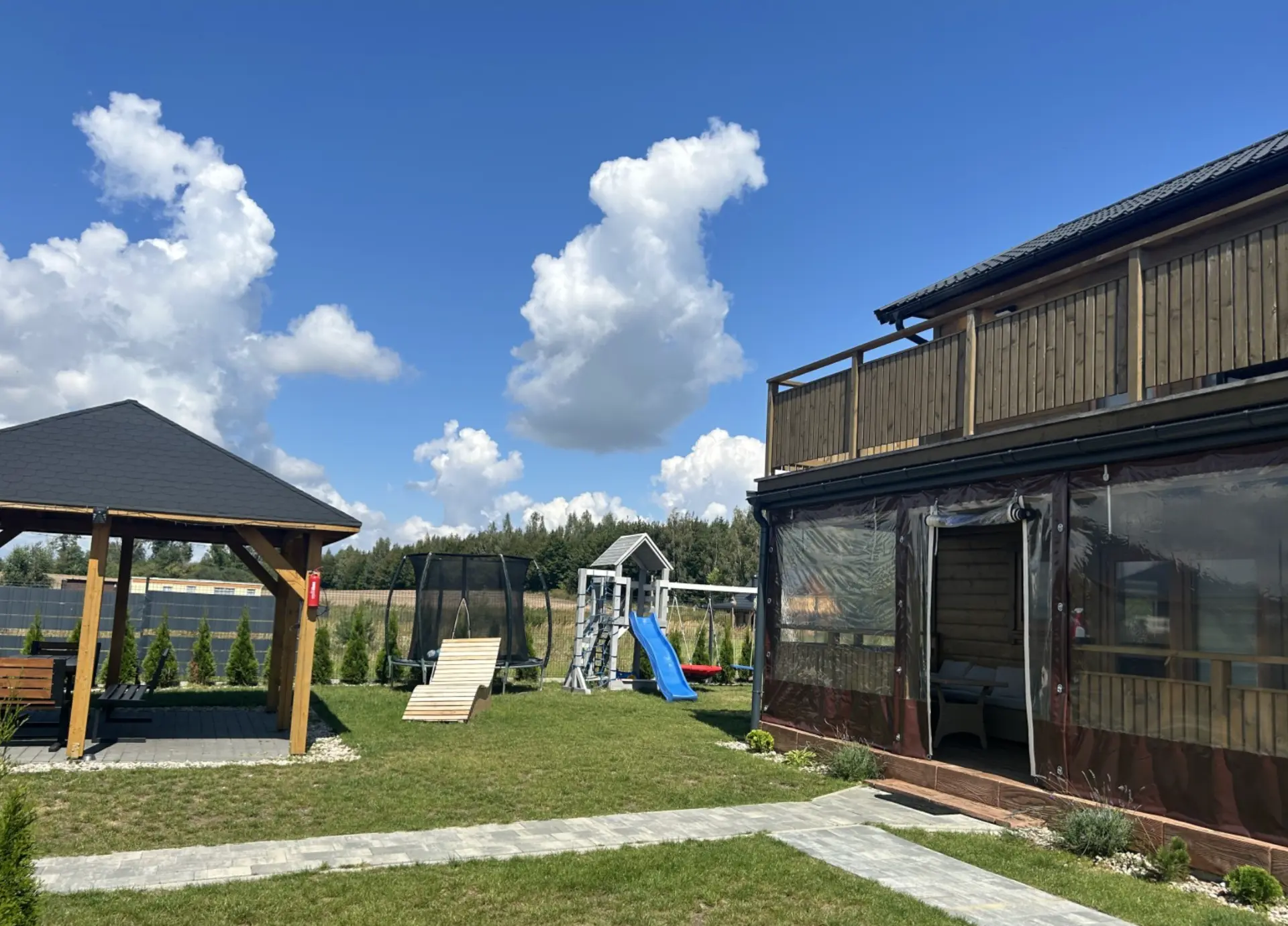 Ogród z altaną, trampoliną i placem zabaw