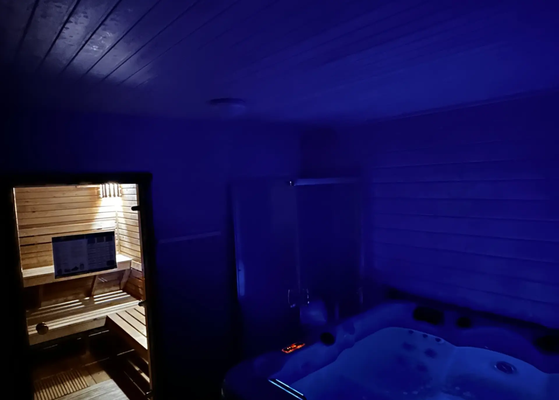 Strefa SPA nocą — jacuzzi z podświetleniem i sauna
