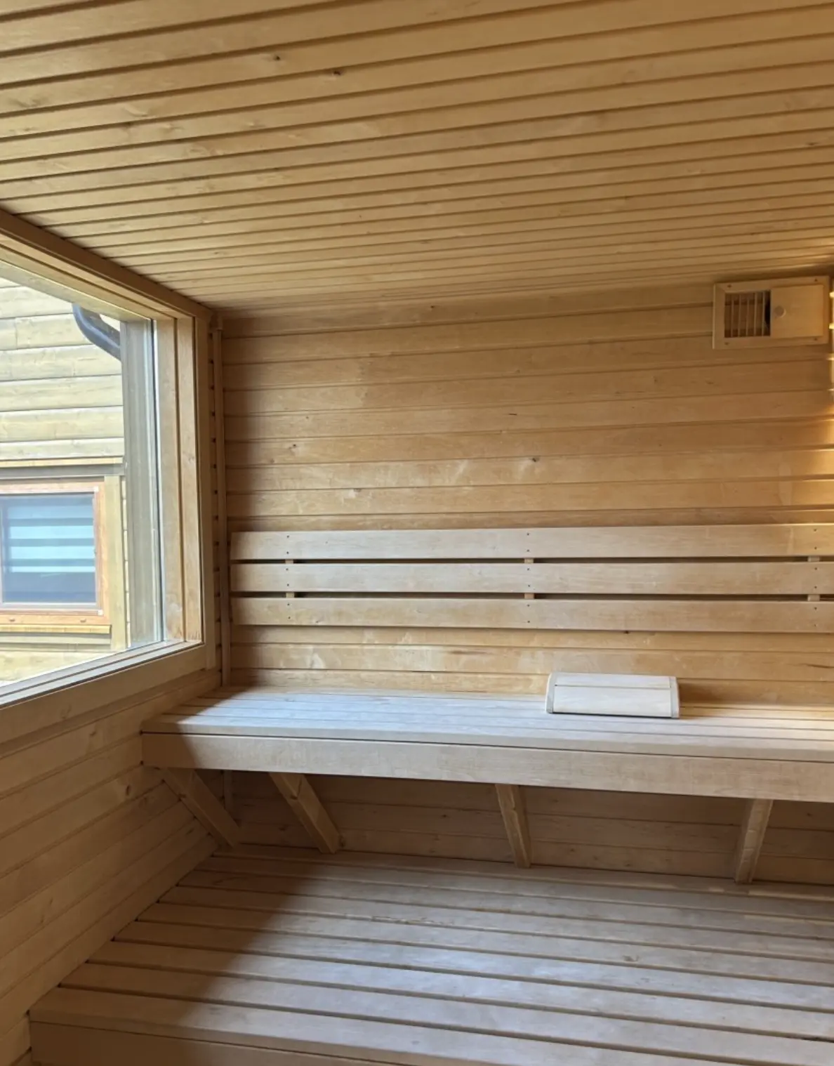 Sauna sucha z drewnianymi ławami i oknem